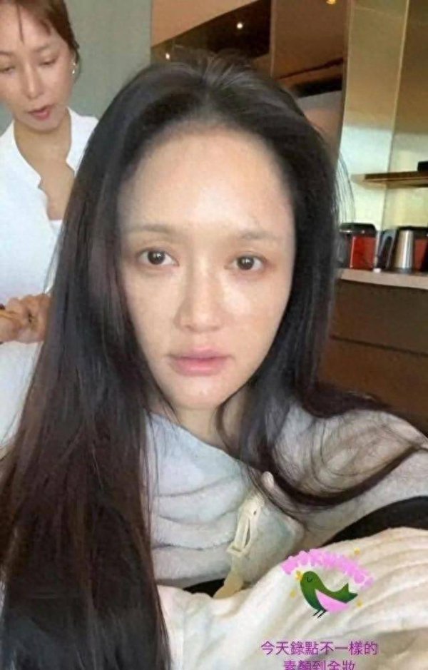 海通富配资 陈乔恩晒素颜到全妆过程，前后状态差别好大，45岁无惧素颜超自信